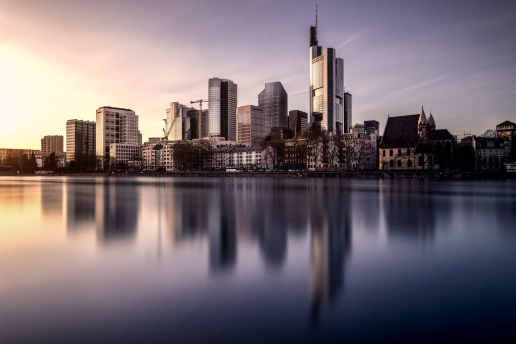 Frankfurter Sonnenuntergang und Skyline