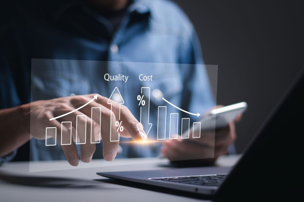 Eine Person zeigt auf ein virtuelles Diagramm, das steigende Qualitäts- und sinkende Kostenbalken darstellt, symbolisierend die Optimierung von Produktionsprozessen.