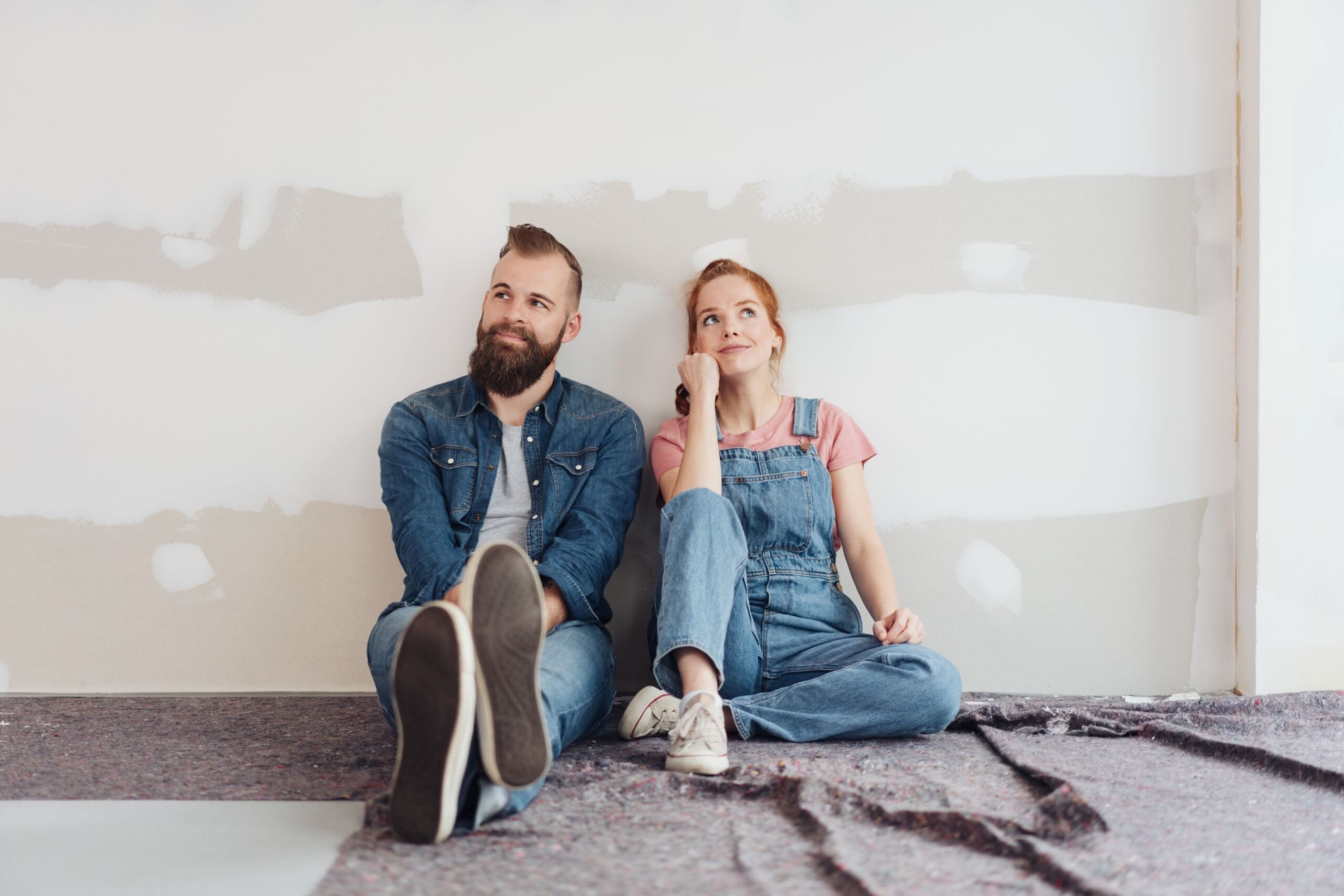 Mann und Frau sitzen auf dem Boden