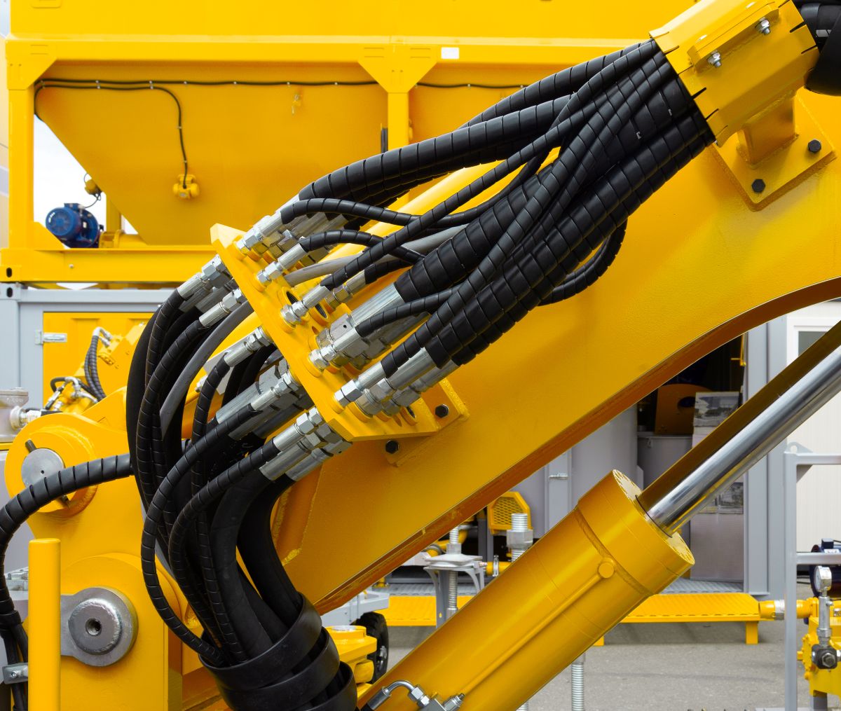 techniker ueberprueft anschluss und armatur von chemieschlaeuchen an einer industriellen anlage 