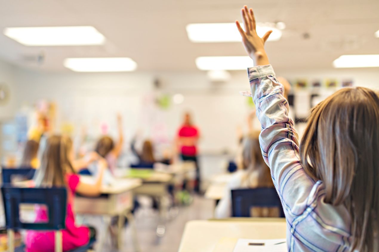 kinder heben die hand im klassenraum bildungschancen kosten privatschule berlin