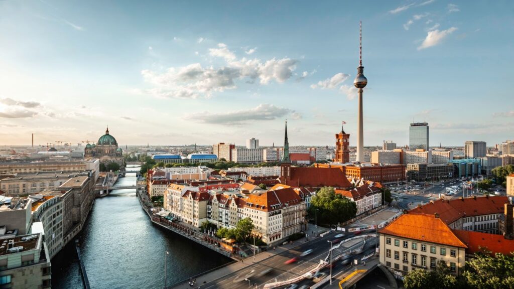 berlin skyline mit spree und fernsehturm zum thema kosten privatschule berlin