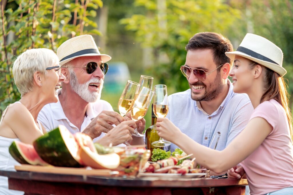 Familie feiert im Garten bei Wein | Klapp Pavillon