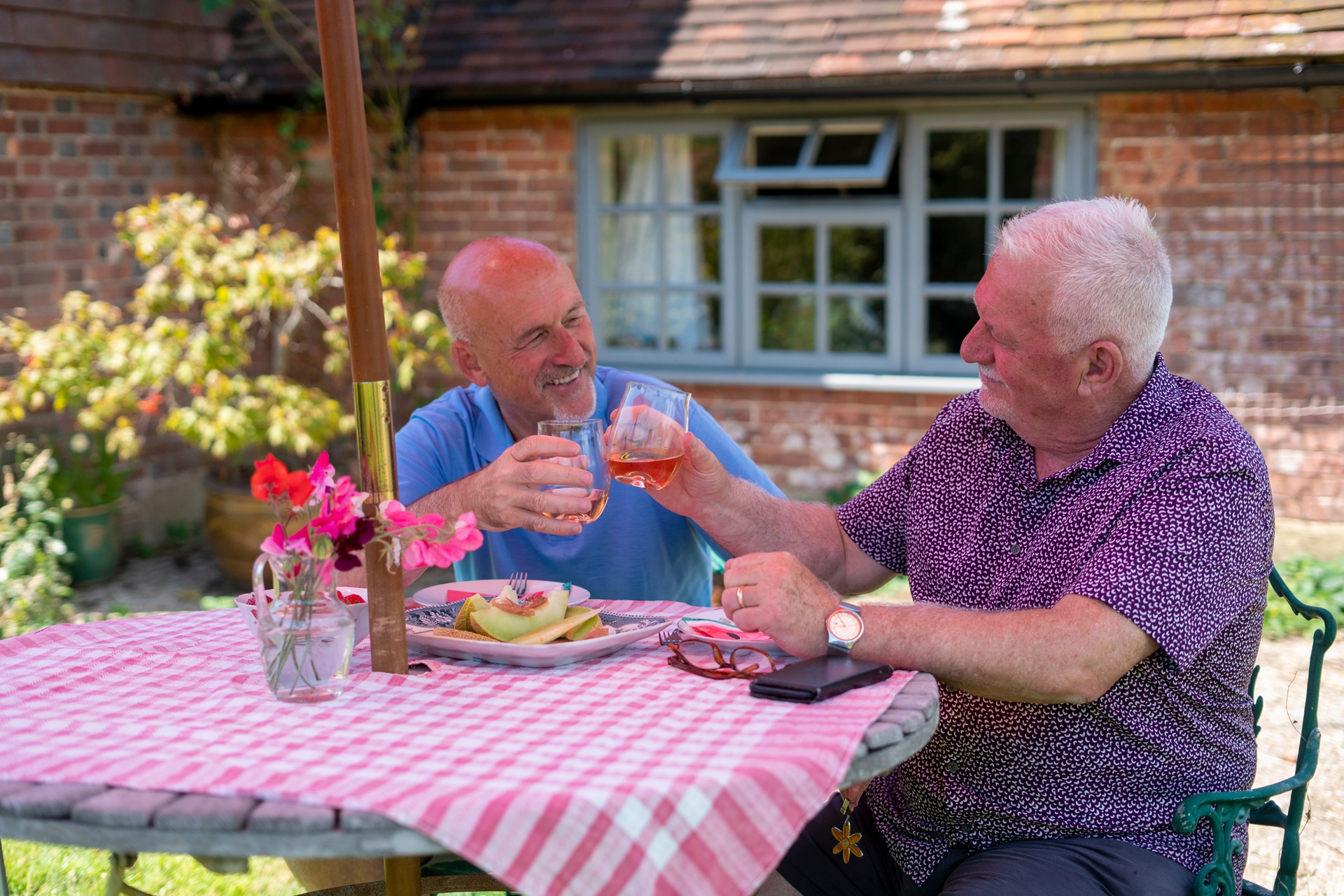 Zwei Männer trinken im Garten zusammen | Klapp Pavillon