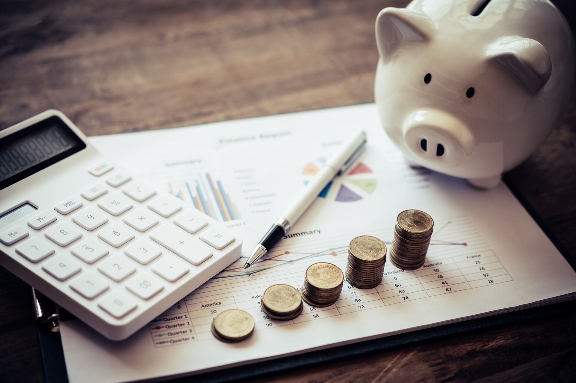 Münzen und Taschenrechner auf Finanzplan | Elf Bar 600 kaufen