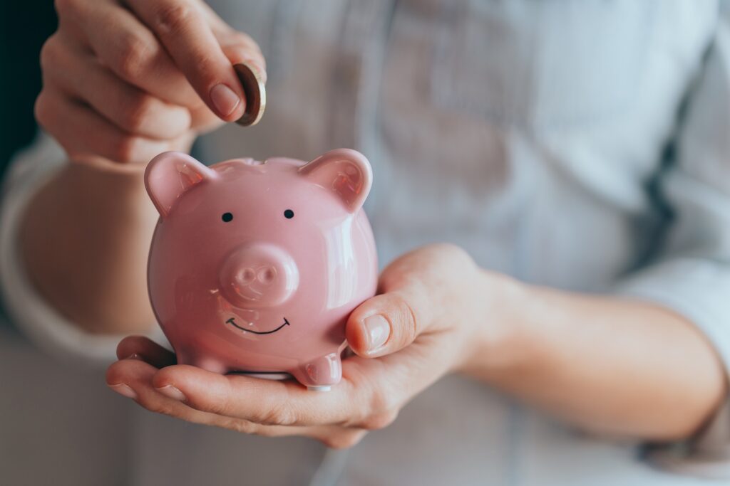 Münze wird in rosa Sparschwein gesteckt | Elf Bar 600 kaufen